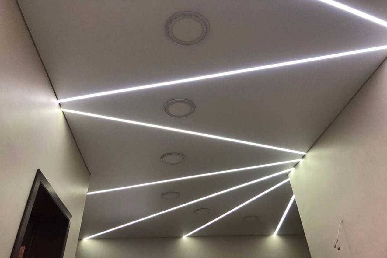 Скрытые световые линии на натяжном потолке в Армавире 